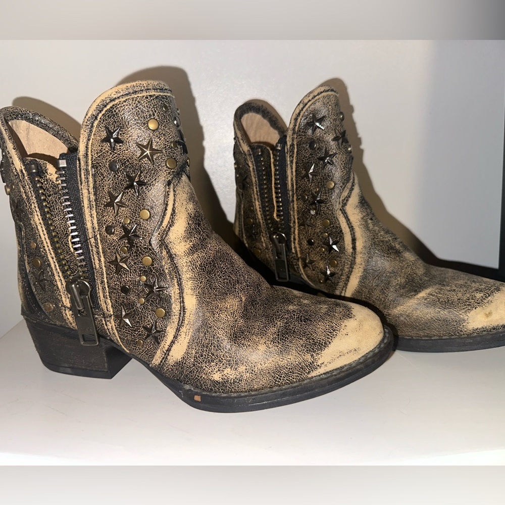 Circle G by Corral stars and studs booties!